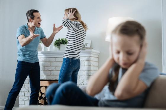 Dispute couple devant enfant